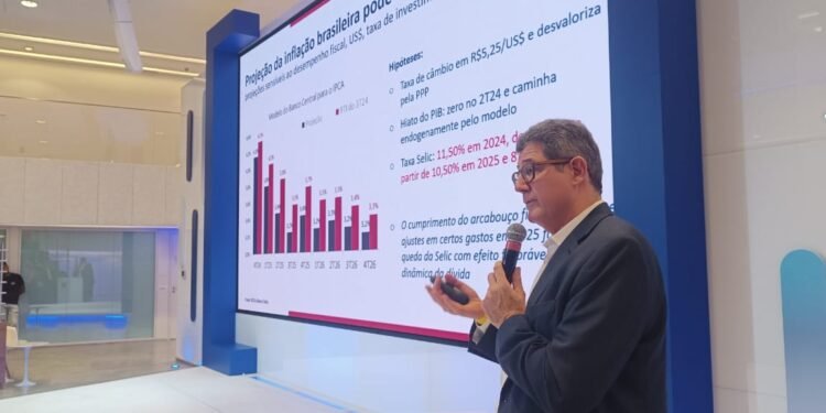 PIB brasileiro pode crescer a uma taxa de 2,5% nos próximos impulsionado pelos setores de mineração, infraestrutura e energia, avalia Joaquim Levy