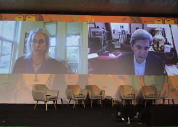 Para John Kerry, nações precisam acelerar transição energética porque estão no ritmo abaixo do necessário para enfrentar a crise climática