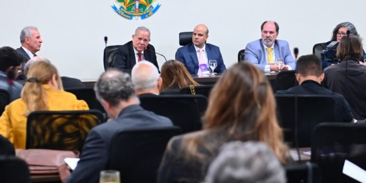 Brasil enfrenta o desafio de superar gargalos regulatórios para atrair investidores e destravar o potencial nuclear