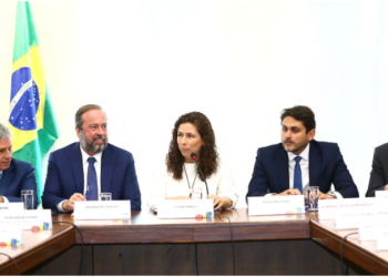 Acordo para reestruturar estatais do setor nuclear brasileiro é assinado por Alexandre Silveira