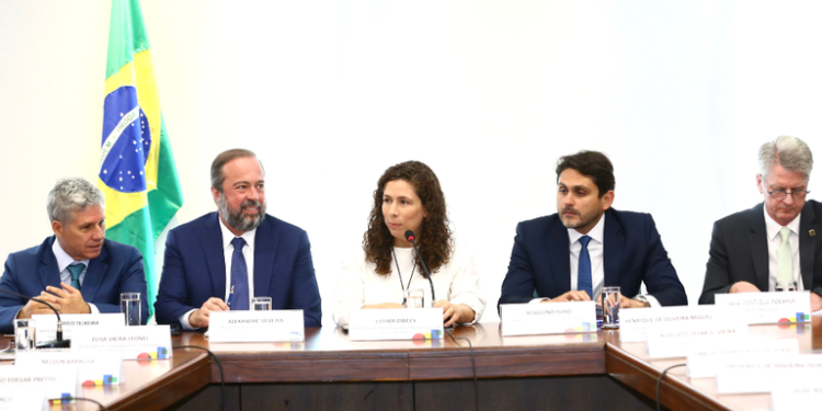 Acordo para reestruturar estatais do setor nuclear brasileiro é assinado por Alexandre Silveira