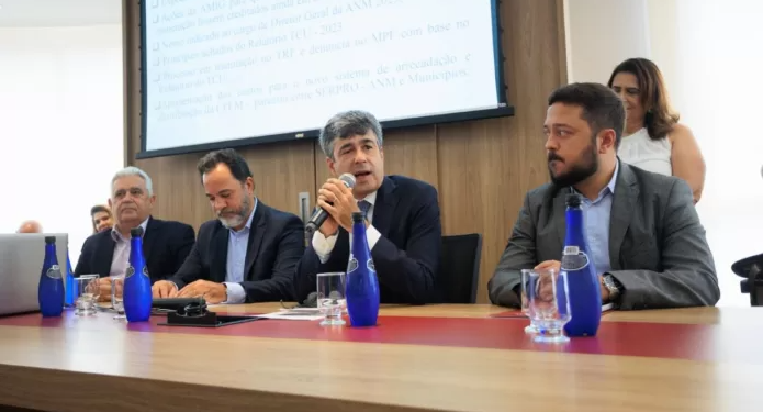 Prefeito de Itabira (MG) assume a presidência da Associação dos Municípios Mineradores de Minas Gerais e do Brasil