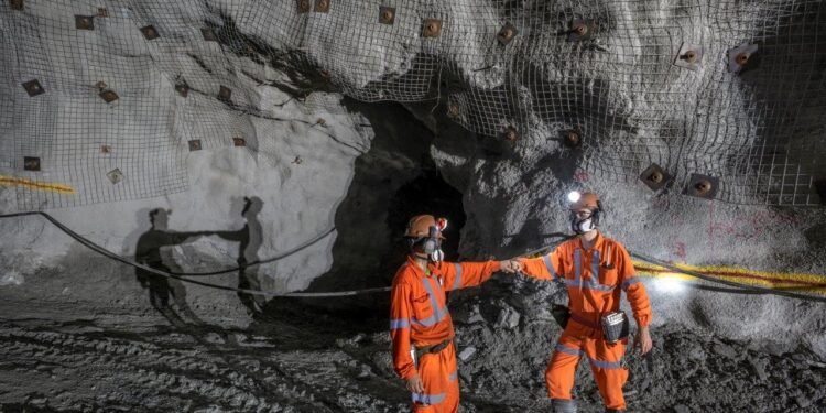 AngloGold Ashanti apresenta crescimento na produção e avanços operacionais em 2024