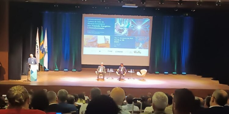 Brasil deve acelerar licenciamento ambiental para mineração de minerais críticos, aponta Ibram