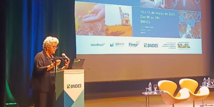 Isabella Teixeira defende debate sobre logística e infraestrutura para desenvolver o setor de mineração no país