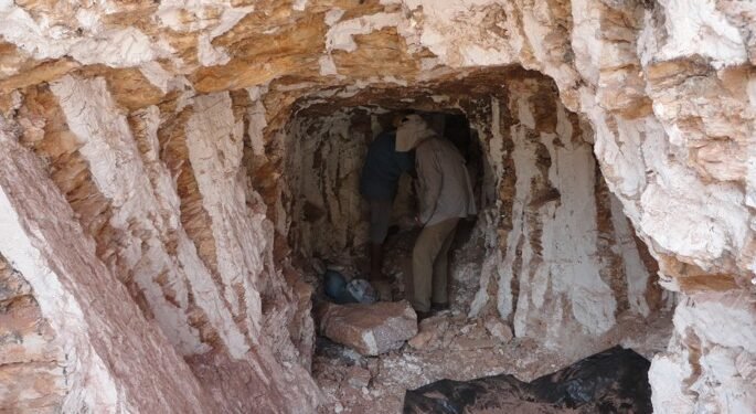 Pesquisa brasileira utiliza geofísica para mapear pegmatitos com potencial de lítio