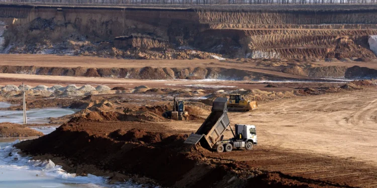 EUA e Ucrânia assinam acordo para minerais críticos