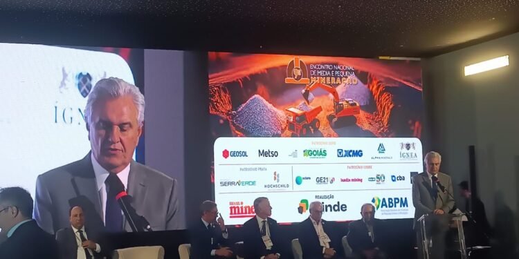 Caiado cobra política nacional para mineração e exalta protagonismo de Goiás no setor mineral