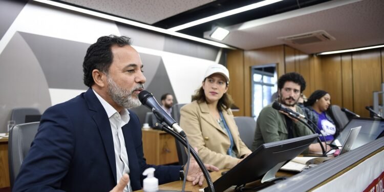 Agregar valor ao minério é a saída para reduzir impactos da mineração, aponta ALMG