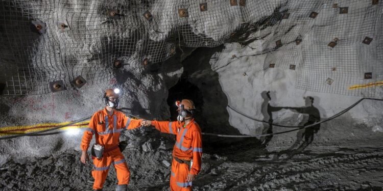 AngloGold Ashanti registra alta de 21% na produção global de ouro no 2º trimestre de 2025