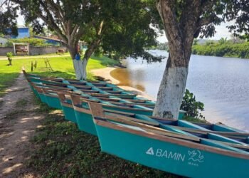 BAMIN entrega canoas sustentáveis a pescadores de Sambaituba, em Ilhéus