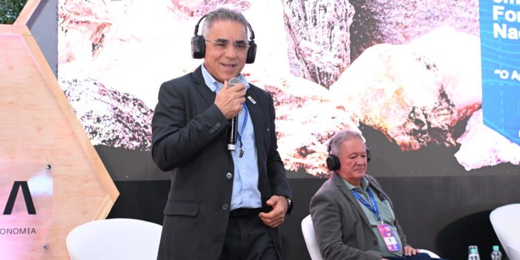 Pesquisas do SGB destacam papel estratégico do Brasil na produção mineral durante a 80ª SOEA