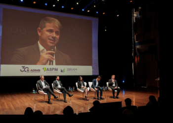 BHP quer reduzir em 30% as emissões de carbono até 2030 e zerá-las até 2050, afirma presidente da companhia