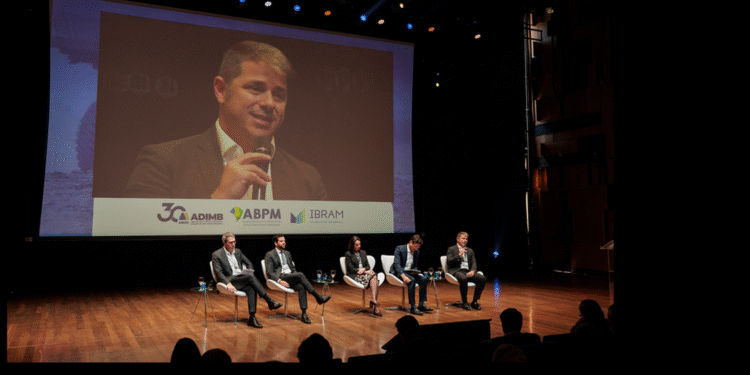 BHP quer reduzir em 30% as emissões de carbono até 2030 e zerá-las até 2050, afirma presidente da companhia