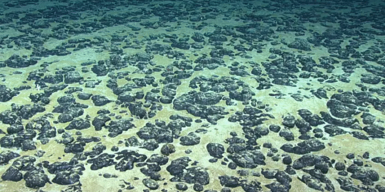 Novo método com hidrogênio pode tornar mineração em águas profundas menos poluente, revela estudo