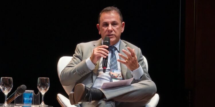 Minerais Críticos e Terras Raras no Brasil: Entre a Moratória e a Reserva Estratégica