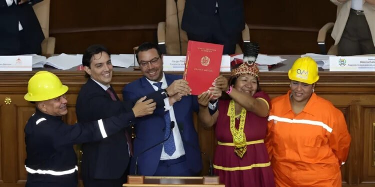 Venezuela aprova nova Lei de Mineração para atrair investimento estrangeiro