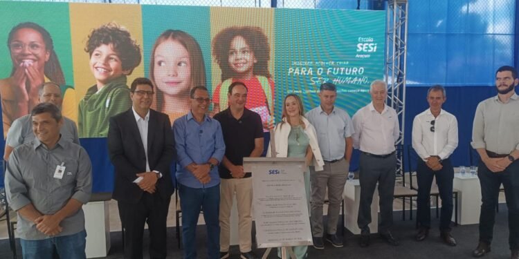 FIEMG inaugura em Araçuaí escola SESI e lança pedra fundamental para unidade em Salinas