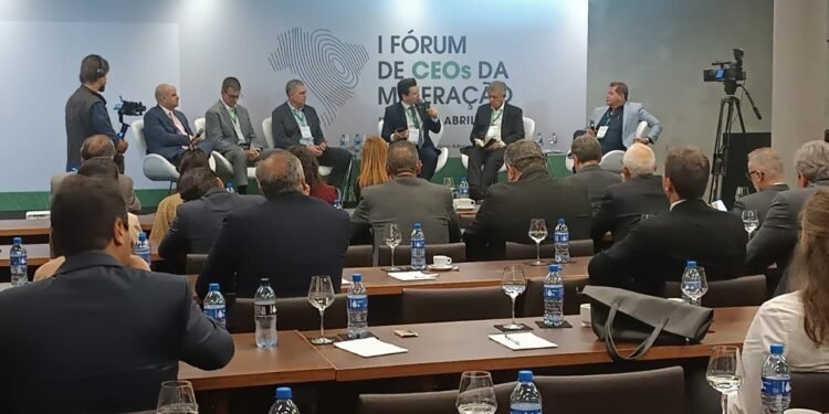 Liderança, licença social e estratégia global marcam debate entre CEOs da mineração em Brasília