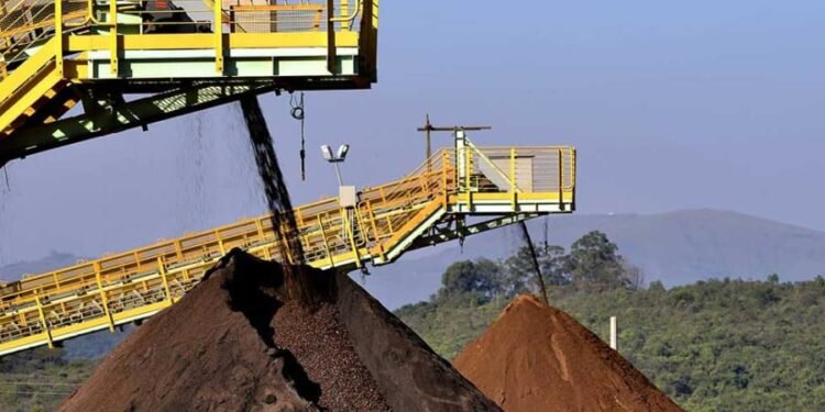 Usiminas lucra R$ 896 milhões no 1º trimestre e registra alta de 166% em um ano