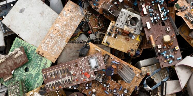 Lixo eletrônico forma “minas urbanas” no Brasil com minerais críticos recuperáveis, revela estudo