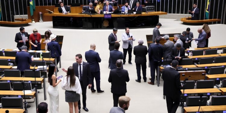 Câmara aprova urgência para projeto que muda regras da mineração e amplia poderes da ANM