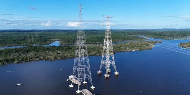 MRN conclui primeira torre da travessia do Rio Trombetas para conexão ao sistema elétrico nacional