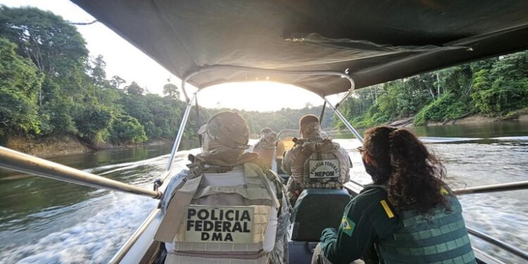PF e Ibama inutilizam 29 dragas em operação contra garimpo ilegal no Rio Madeira