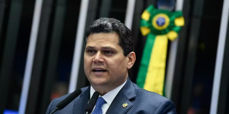 Projeto de Alcolumbre prevê uso de plataformas de petróleo para mineração