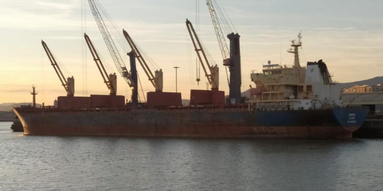 EXCLUSIVO | Denúncia aponta que navio fundeado em Barcarena aguarda embarque de 55 mil toneladas de manganês de origem ilegal, avaliadas em R$ 30 milhões 