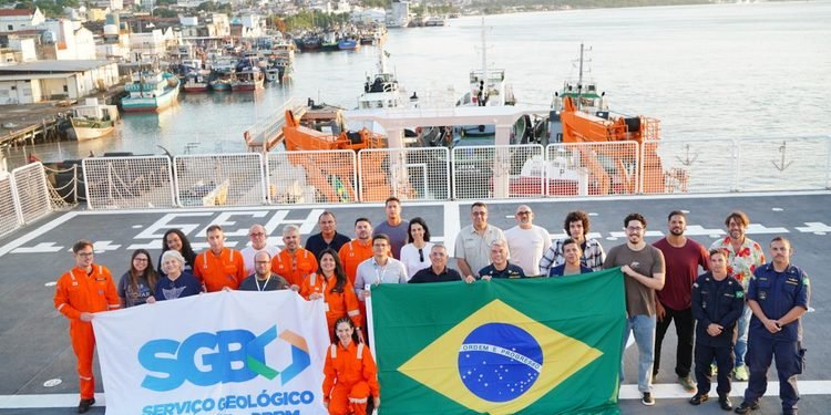 SGB realiza expedição científica de 29 dias no Atlântico