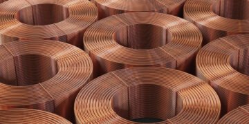 Cobre atinge maior preço da história em meio a tarifas e restrições na oferta